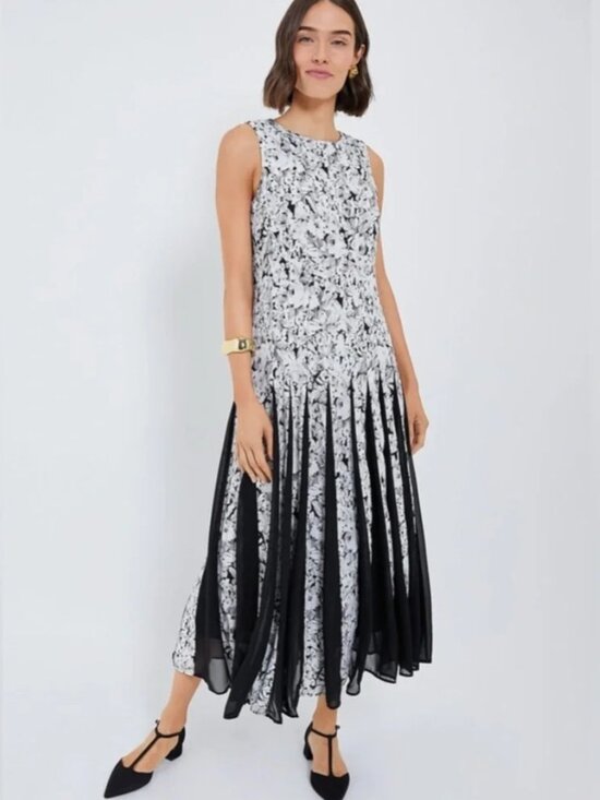 Tuckernuck Dresses & Skirts - NWT Tuckernuck Gray Gardens Andi Dress Floral Pleated Skirt Sleeveless Midi Sz 4